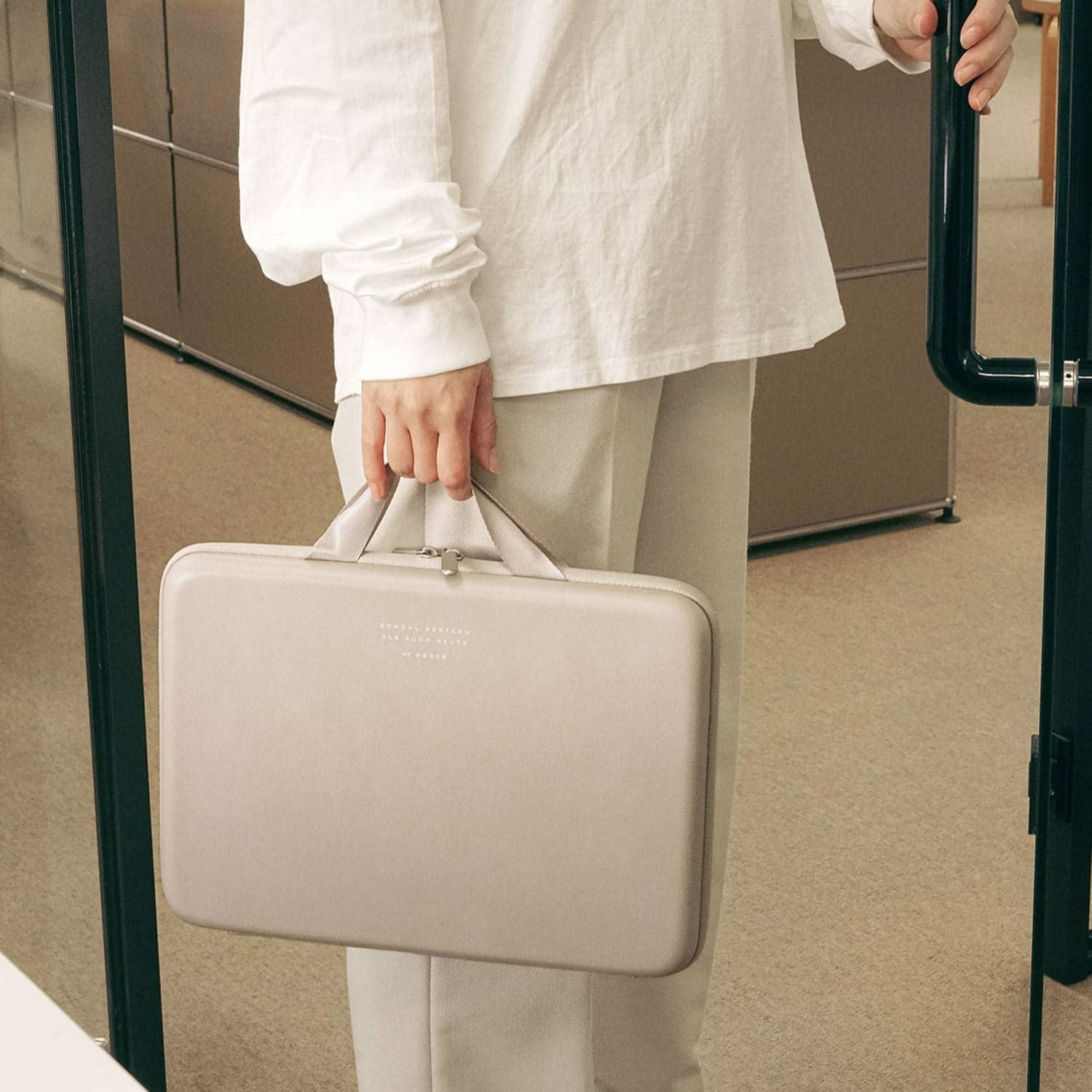 PASSEN パセン | セミハードPCバッグ | HIGHTIDE（ハイタイド）公式サイト