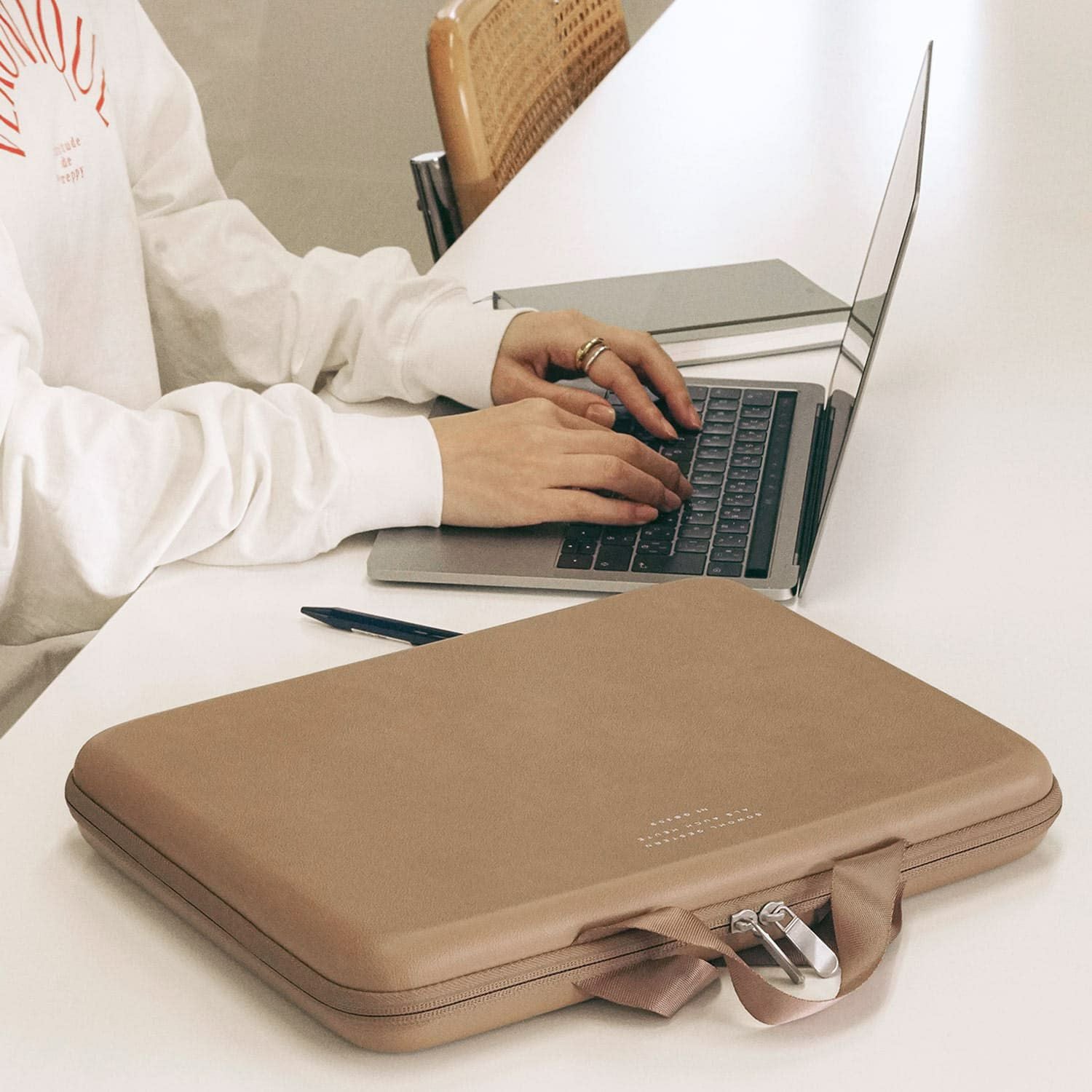 PASSEN パセン | セミハードPCバッグ | HIGHTIDE（ハイタイド）公式サイト