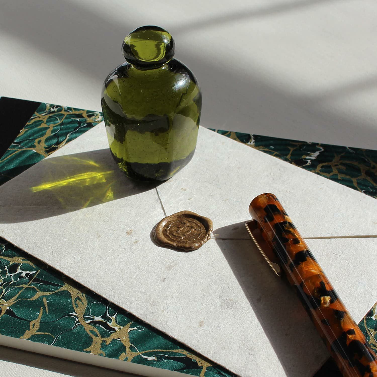 attache アタシェ | 再生ガラス ペーパーウェイト | HIGHTIDE